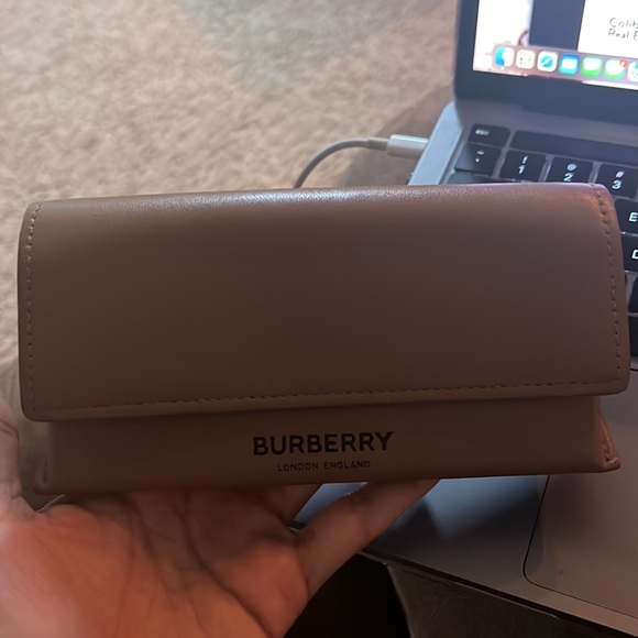 Burberry case - Picture 4 of 4
